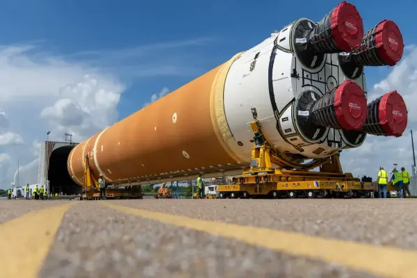 Tên lửa mặt trăng khổng lồ của NASA vừa bắt đầu hành trình dài 900 dặm